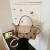 Bolso de mano patchwork de mezclilla lavada estilo americano y piel sintética, versátil para el uso diario, bolso ligero para mujer de hombro y cruzado