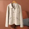 Foto real de un diseño de nicho, estilo retro, chaqueta juguetona con cuello alto, nuevo top para otoño e invierno 2026, chaqueta de cuero
