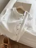 Camisa colete branca assimétrica sem mangas para mulheres Verão 2025 Novo design Estilo estrangeiro Top que rejuvenesce