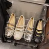 Los zapatos planos de ballet son cómodos y lucen espectaculares con una falda de corte bajo.. Estos son los nuevos zapatos Mary Jane estilo coreano 2026 para mujer, diseñados para añadir altura.