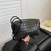 Elegante bolsa quadrada pequena de trama para mulheres, nova bolsa de ombro/transversal vintage verão 2026, bolsa simples casual tipo travesseiro