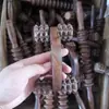 Barraca de Rua do Mercado Noturno Produtos de Segunda Linha com Pequenos Defeitos, Massageador de Madeira de Asa de Frango, Massageador de Rolo, Massageador de Quatro Rodas