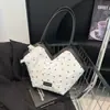 Bolsa de cubo portátil de nicho estilo coreano al por mayor para mujer, nuevo estilo de verano 2025, color contrastante, versátil, bandolera, para el trabajo, para la axila