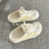 Sapatos Brancos Meio Abertos de Malha Respirável para Mulheres Verão 2026 Sapatos Meio Abertos Fechados na Ponta para Uso Externo Sapatos Deslizantes para Estudantes Sapatos Preguiçosos