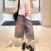 Pantalones Capri de mezclilla de diseño grafiti retro de alta gama 2026 para mujer, nueva tendencia de verano de nicho urbano suelto