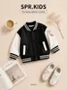Conjunto de Baseball para Meninos de Três Peças: Conjunto Casual de Jaqueta Color Block para Crianças de Primavera e Outono, Camiseta de Dinossauro e Jeans Rasgado