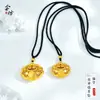 Pingente Redondo de Ouro de Areia com Recorte do Caractere da Sorte, Placa Redonda com Padrão de Nuvem Esculpida em Cobre Banhado a Ouro, Corrente de Clavícula Levemente Luxuosa Versátil Exquisita
