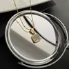 Collar de amor hueco de acero de titanio resistente a la decoloración para mujer, colgante de amor con diseño de nicho de lujo ligero, cadena de clavícula de temperamento versátil