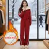 Conjunto Esportivo Casual Vermelho de Ano Novo para Mulheres, Novo Estilo de Inverno, Redutor de Idade e Emagrecimento, Conjunto de Duas Peças com Moletom Forrado de Lã e Espessado e Calça de Pernas Largas