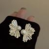 Pendientes de perlas con flores plisadas de aguja plateada de estilo francés, sencillos y elegantes, combinables con todo, ligeros y lujosos, de alta gama para mujer.