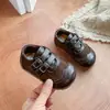 Zapatos de Cuero Nuevos para Niños Primavera/Otoño 2026 Estampado de Leopardo Patchwork Hebilla Doble Zapatos para Bebés Suela Suave Antideslizante Zapatos Individuales para Bebé de Moda Tendencia