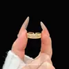 Nuevo anillo de moda de alta gama versátil estilo vintage con forma de estrella y diamantes, lujo ligero, anillo personalizado único y lujoso
