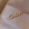 Broche reina reina del alfabeto de alta gama retro dibujos animados lindo traje diamantes completos accesorios corsage