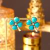 Aretes de aguja de plata S925 de alto sentido turquesa flor de cuatro hojas nicho moda de lujo ligero aretes de temperamento simple venta al por mayor