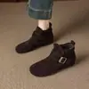 Novo estilo Outono/Inverno 2026, efeito emagrecedor, couro camurça, sola de borracha macia, aumento interno de 7cm de altura, botas de tornozelo estilo Birkenstock com sola grossa