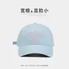 Nueva Gorra Versátil de Pico de Pato~Gorra de Béisbol Rosa con Bordado de Lazo para Mujer con Circunferencia de Cabeza Grande, Protección Solar, Transpirable, Ala Grande
