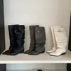 Botas de montar vintage europeas y americanas de punta, plisadas, de pierna ancha, hasta la rodilla, con decoración de hebilla de cinturón