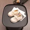 Sapatos de Couro para Meninas 2026 Primavera e Outono Novo Estilo Coreano Sapatos de Princesa com Laço de Pérola Versáteis da Moda Sapatilhas Infantis