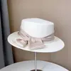 Sombrero plano de lana decorativa de satén perlado estilo Chanel para mujer, sombrero de fieltro combinable con todo, estilo socialité, para otoño e invierno, sombrero bombín pequeño de moda.