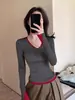 Camiseta de Manga Larga Gris Estilo Coreano con Cuello en V, Falso Dos Piezas, Hombro Normal para Mujer, Otoño e Invierno, Petite, Corte Ajustado, Prenda Base