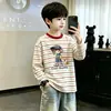 Camiseta infantil listrada de manga longa estilo coreano, novo modelo da primavera de 2026, top interno para meninos, camiseta básica 100% algodão para crianças mais velhas