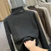 Camiseta Feminina 2025 Outono/Inverno Novo Estilo Listrada de Manga Longa com Gola Meia-Alta e Barra Franzida, Top Camada Interna para Estudantes