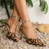 Comercio Exterior Transfronterizo Procesamiento OEM y Personalización de Zapatos de Mujer, Nuevas Sandalias de Moda con Estampado de Leopardo y Diseño Hueco, Tacones de Aguja Altos Puntiagudos