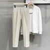 Calça Cropped Afunilada Lisa com Caimento Tendência Outono para Homens Estilo Britânico Sem Amassados Slim Fit Calças Casuais