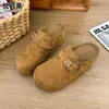 Sandálias slip-on de couro genuíno, com sola grossa, que aumentam a altura e bico fechado para mulheres, nova coleção outono 2026, estilo Birkenstock versátil, adequadas para mulheres baixinhas