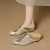 Meias Pantufas Respiráveis Fechadas na Ponta para Mulheres 2025 Novo Modelo Novo Estilo Chinês Bico Quadrado Aumentadoras de Altura Salto Médio Antiderrapantes