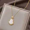 Colar Clássico de Trevo de Quatro Folhas em Aço Titânio Japonês e Coreano da Moda para Mulheres, Elegante e Luxuosa Corrente de Clavícula com Zircônia, Acessório Versátil Exquisito
