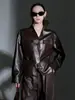 Jaqueta de Couro Curta Estilosa Nova Outono/Inverno Estilo Biker com Decote V para Mulheres, Cintura Marcada com Cinto, Fashion, Versátil, Jaqueta de Couro Genuíno de Alta Qualidade