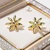 Brincos de Tarraxa Flor de Ouro de Luxo Leve e de Alta Qualidade, Brincos de Marca Grande Europeus e Americanos Transfronteiriços, Marca de Designer Mesurely