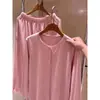 Pijama largo de terciopelo rosa dulce para mujer, nuevo estilo otoño e invierno 2026, conjunto suave y cálido para el hogar adecuado para usar en exteriores