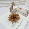 Venta al por mayor del fabricante Crisantemo de Llama Simulada Aguja de Pino Cabeza de Crisantemo Pinza de Cangrejo Flor Falsa Decoración Accesorios para Pasador de Cabello Flor Falsa