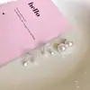 Un Pendiente de Lazo de Perlas Dos Vías Dulce y Elegante con un Diseño de Nicho y un Toque de Alta Gama, Presentado en un Estilo de Colgante Trasero