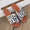 Pantuflas de talla grande para mujer de comercio exterior transfronterizo, nuevas pantuflas planas de slip-on estilo europeo y americano de verano, pantuflas de leopardo de moda con punta abierta