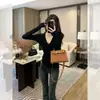 Nuevo suéter de punto con cuello en V 2025 para mujer, otoño e invierno, corte ajustado, elegante y versátil, adecuado como top de capa base