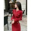 Elegante dama de estilo coreano, suave y refinada de estilo de Hong Kong, vestido suéter de punto rojo abotonado inspirado en Chanel, vestido hasta la rodilla