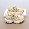 Tênis esportivos respiráveis para meninas, novo modelo outono 2025, sapatos de malha infantis para meninas mais velhas com fivela giratória