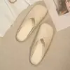 Pantuflas cerradas para mujer 2026 primavera-verano nueva moda exterior cuero suave suela blanda zapatos sin cordones zapatos para dedos grandes sandalias estilo francés