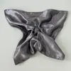 Pañuelo Cuadrado Satinado Retro Estilo Coreano para Atar el Cabello con un Toque de Lujo, Adornado con Pedrería, Forma Cuadrada, Estilo Relajado, Elegante Accesorio para el Cabello
