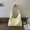 Bolsa Tote Personalizada com Rebites Cor Sólida de Grande Capacidade Design de Nicho para Mulheres 2026 Primavera Novo Estilo Bolsa de Ombro Único