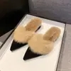 Mules de Felpa Versátiles de Punta Fina Estilo Francés para Mujer, Adecuados para Combinar con Vestidos, Moda Nueva Otoño e Invierno 2026 Zapatillas de Medio Paso Cerradas con Tacón Grueso
