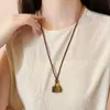 2026 Nuevo Colgante de Bolso Geométrico Cordón de Cuero Collar Largo para Mujer, Nuevo Estilo Chino, Gama Alta, Lujo Ligero, Accesorio de Diseño de Nicho