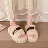 Zapatillas peludas de suela gruesa con hebilla metálica de moda para mujer, para uso exterior en otoño e invierno 2026, cómodas y cálidas zapatillas de estar por casa de peluche sin cordones