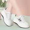 Zapatos Blancos Casuales de Moda con Suela Gruesa para Mujer 2025 Primavera y Verano Nuevos Malla Transpirable Tenis Delgados Flats Pequeños