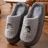 Outono Inverno 2026 Novos Chinelos Masculinos de Algodão para Casa Casuais Desenho Animado Antiderrapante Solado Grosso Casa Interior Pelúcia Quente