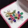 Broche de flores de color terminado con ramillete de perlas de agua dulce naturales de cobre fino al por mayor de fábrica, regalo artesanal de alta gama