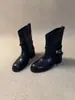 Botas longas de couro estilo britânico com fivela de metal feminina, nova coleção outono/inverno 2026, botas de montaria de salto grosso na altura da panturrilha, efeito emagrecedor